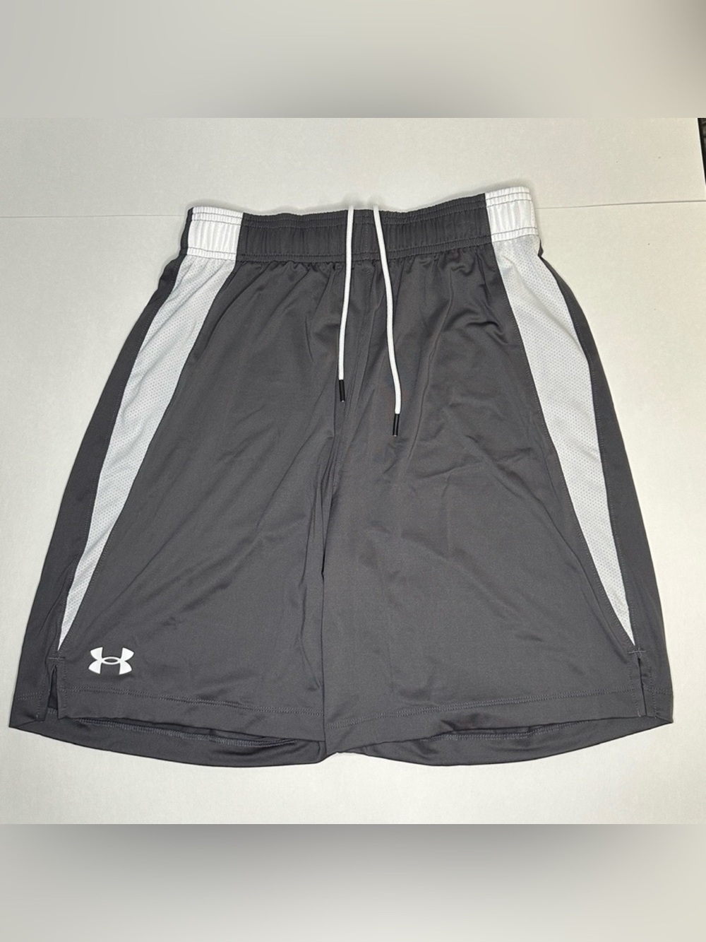 Under Armour NWT Mens Tech Vent 8in Non Pocket Shorts Small Grey White